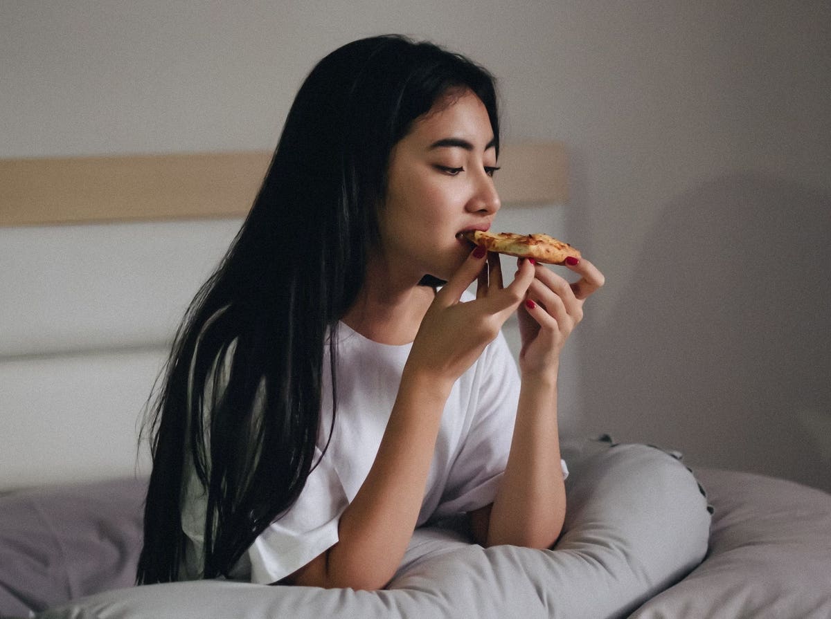 What's the Connection Between Sleep and Overeating? | Tuft & Needle